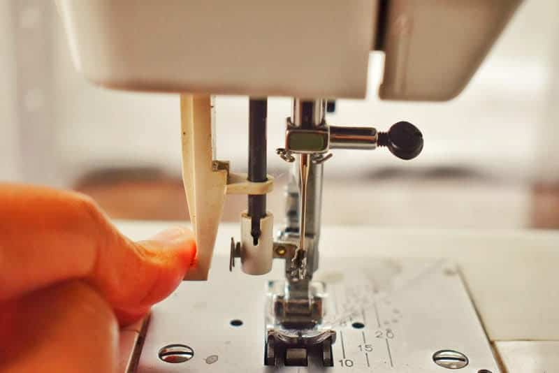 How to Thread a Brother Sewing Machine For Beginners (Detailed Pictures) -  MindyMakes